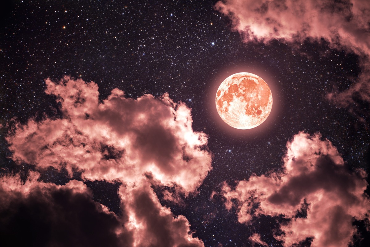 cielo estrellado iluminado con nubes y luna llena
